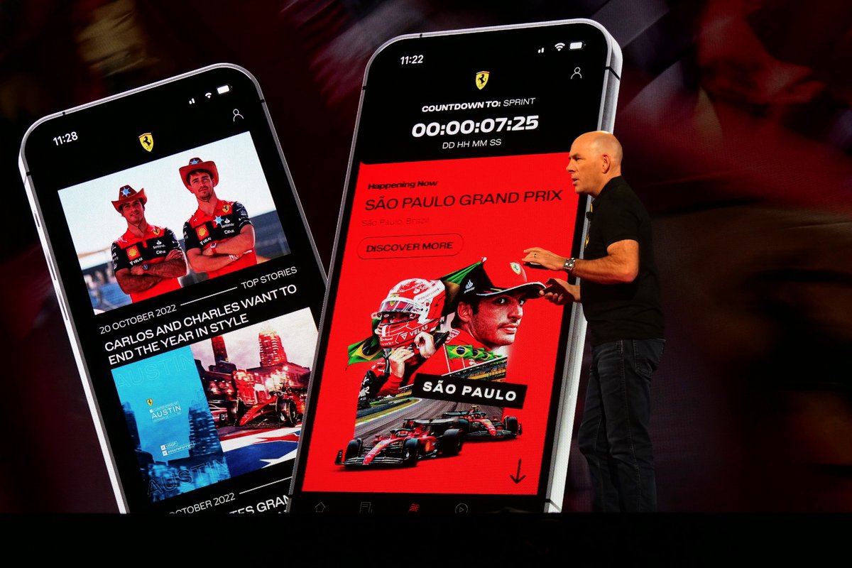 En 2023, la Scuderia Ferrari sortira sa nouvelle fan app, présentée ici au AWS re:Invent par Jock Clear, l'ingénieur de performance de l'écurie. L'application sera propulsée par Amazon Web Services © Alexandre Boero pour Clubic