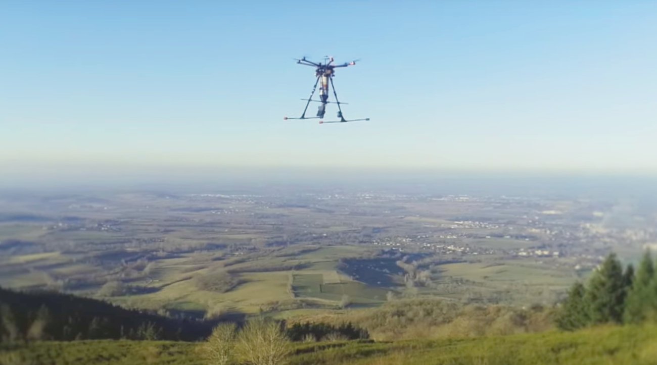 Un drone en train de transporter une urne pour disperser les cendres. © YouTube / franck siguier