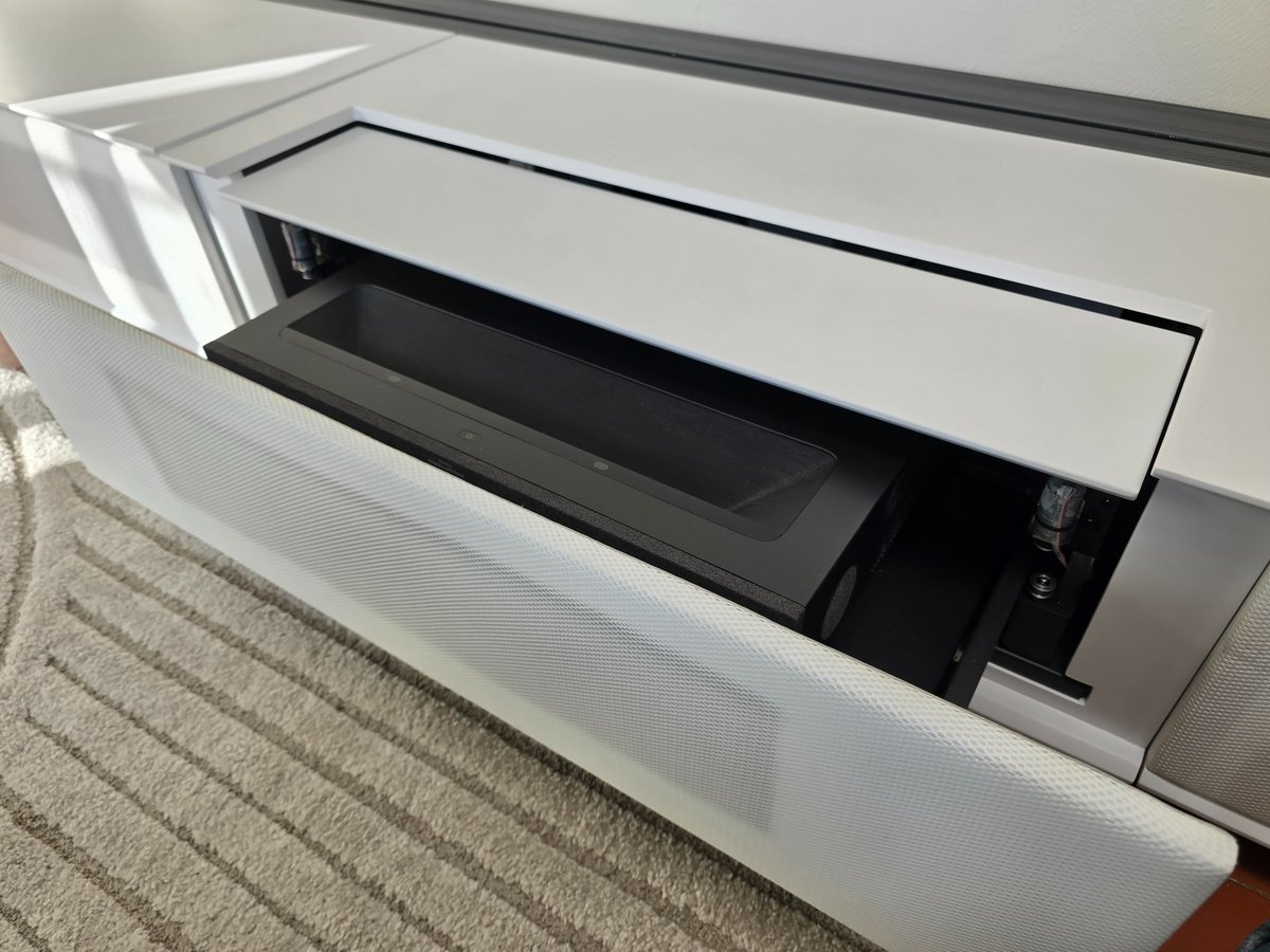 Le meuble propose une intégration parfaite pour la toile motorisée, le vidéoprojecteur, et nos autres appareils multimédia (consoles, lecteur Blu-ray, etc.). © Matthieu Legouge