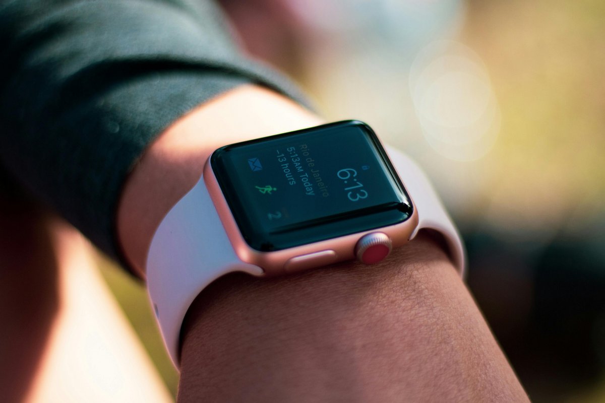 De nouveaux coloris sont à prévoir pour l'Apple Watch SE. © Ingo Joseph / Pexels