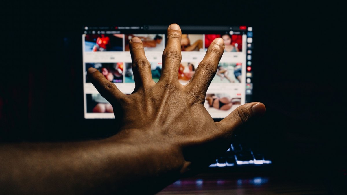 Pour votre sécurité, nous vous conseillons de vous abstenir de consommer du contenu pornographique dans les pays ou c'est interdit - © Shutterstock