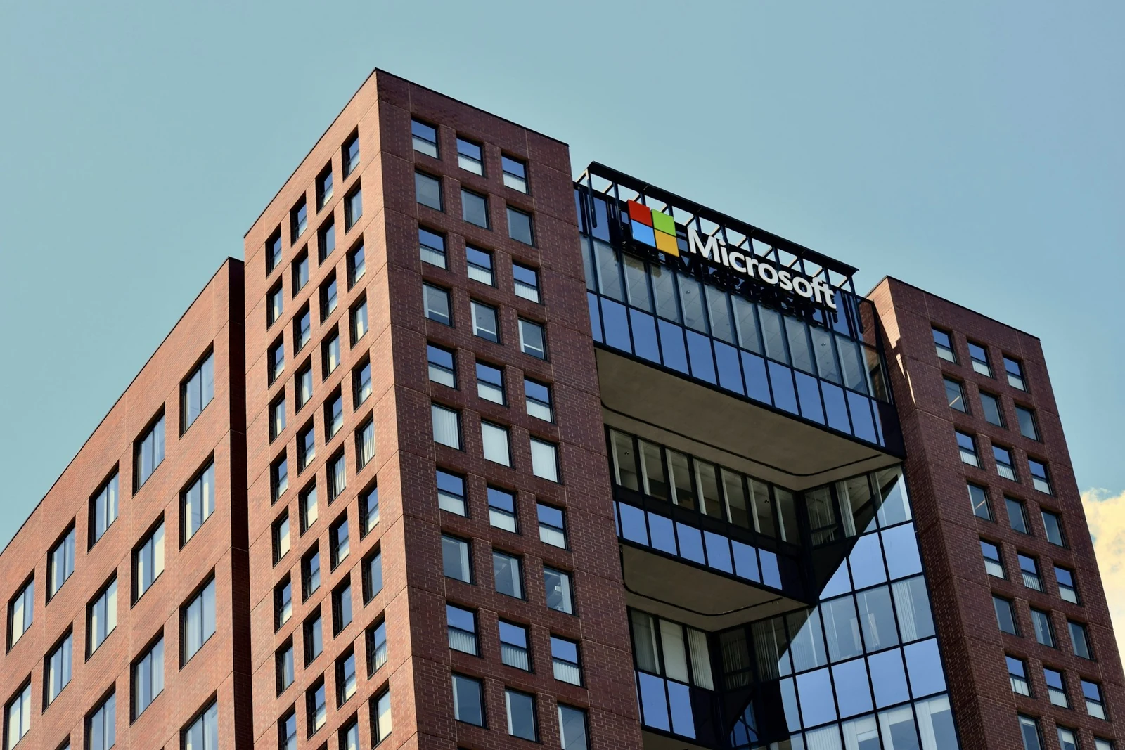 Des conversations érotiques dans ChatGPT ? La réponse cinglante du boss de l'IA chez Microsoft