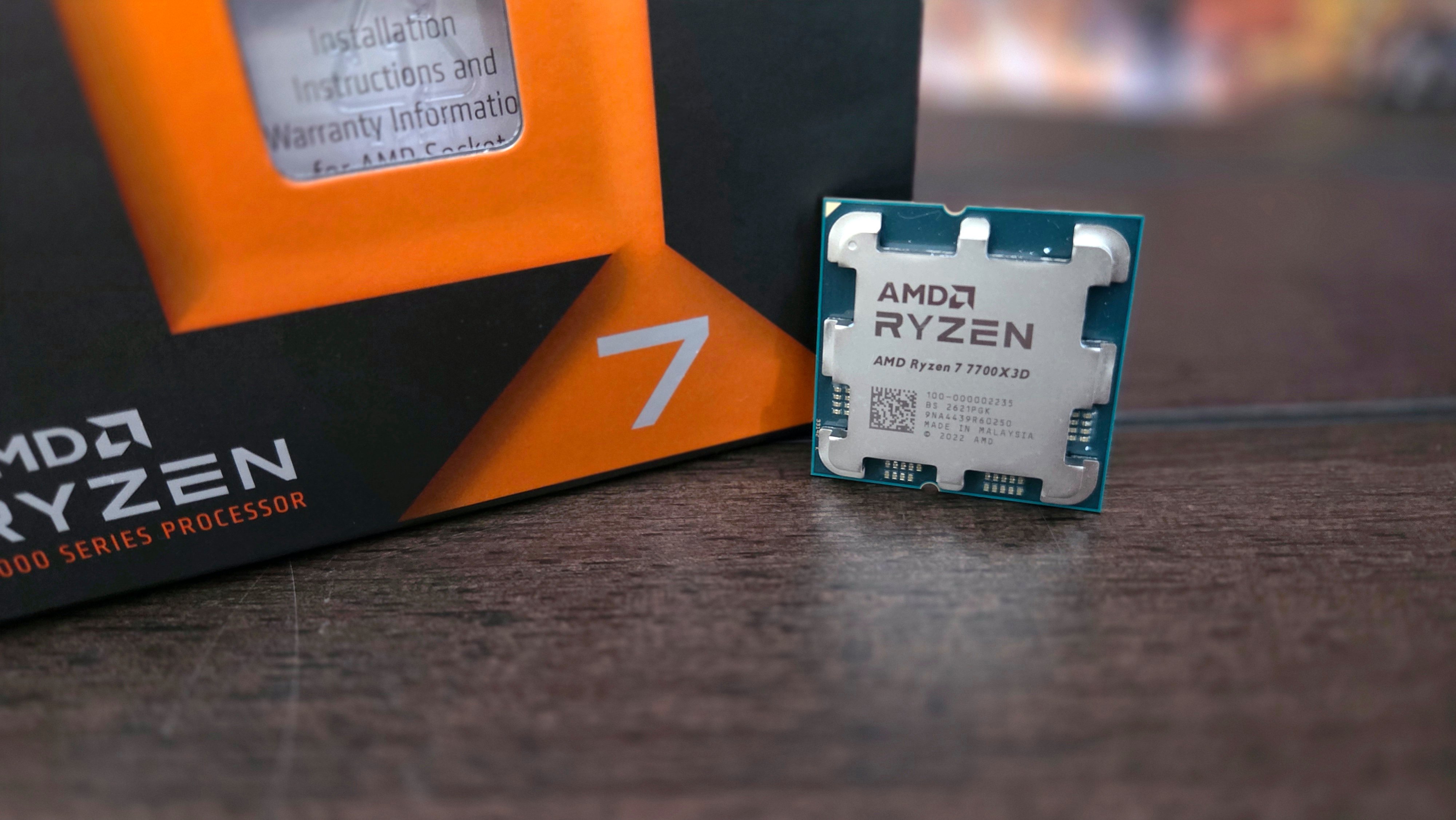 Les Ryzen 7 7700X3D pose fièrement à côté de sa boîte. ©Nerces pour Clubic