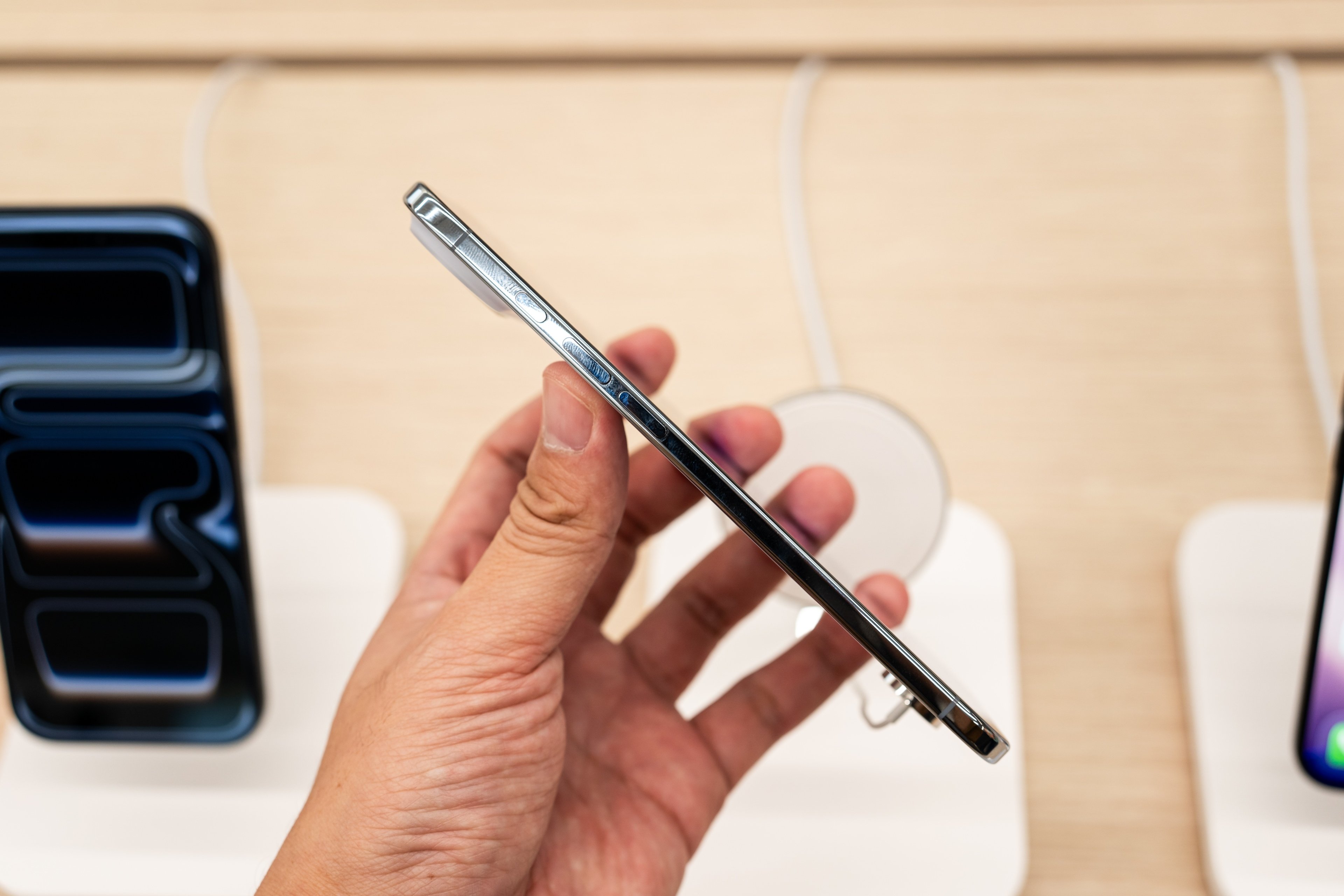 L'iPhone Air est l'iPhone le plus fin...pour le moment ©Wongsakorn 2468 / Shutterstock.com