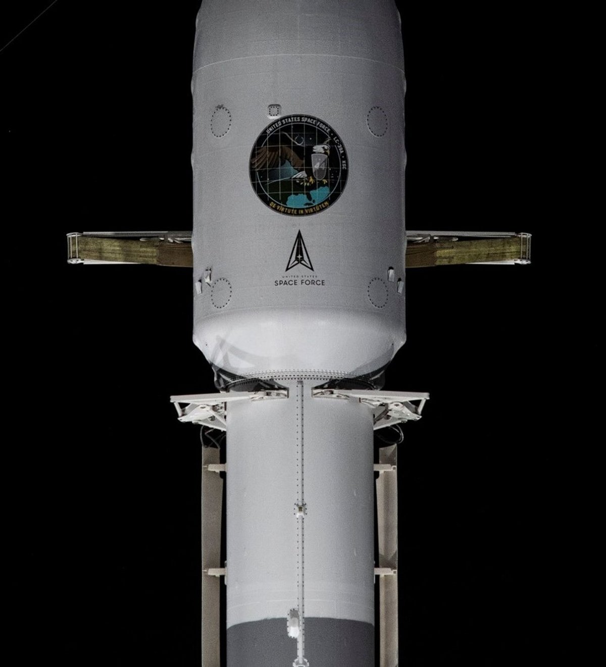 La coiffe de la Space Force avec la petite navette X-37b à l'intérieur. © SpaceX