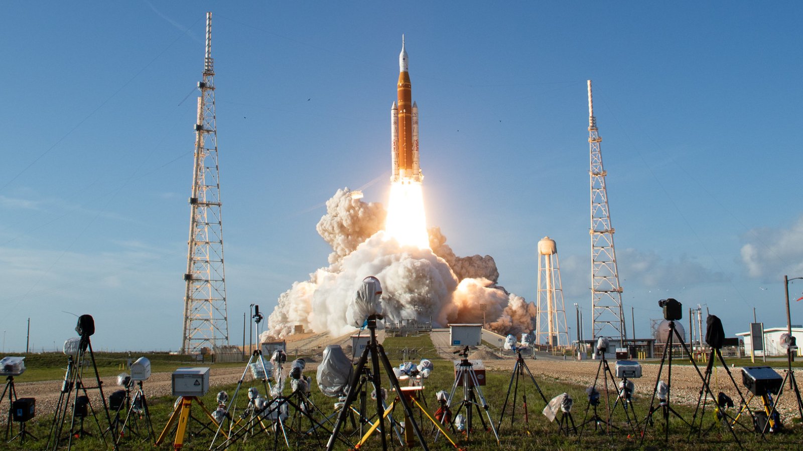 Le Space Launch System prend son envol depuis le pas de tir 39B au Kennedy Space Center. ©NASA/Aubrey Gemignani