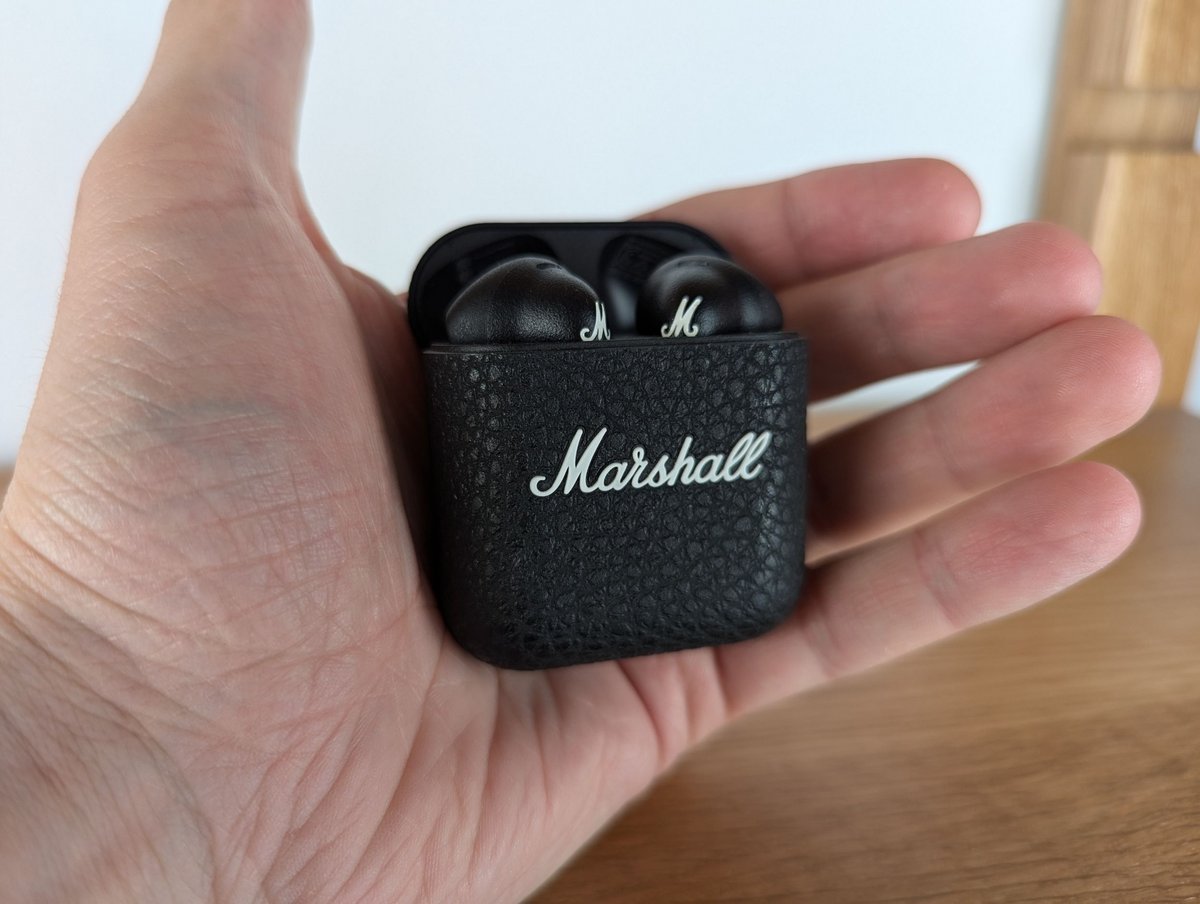 L'étui de recharge est intégralement en plastique noir grainé, revêtement qu'on retrouve que la majorité des appareils Marshall. ©Guillaume Fourcadier pour Clubic