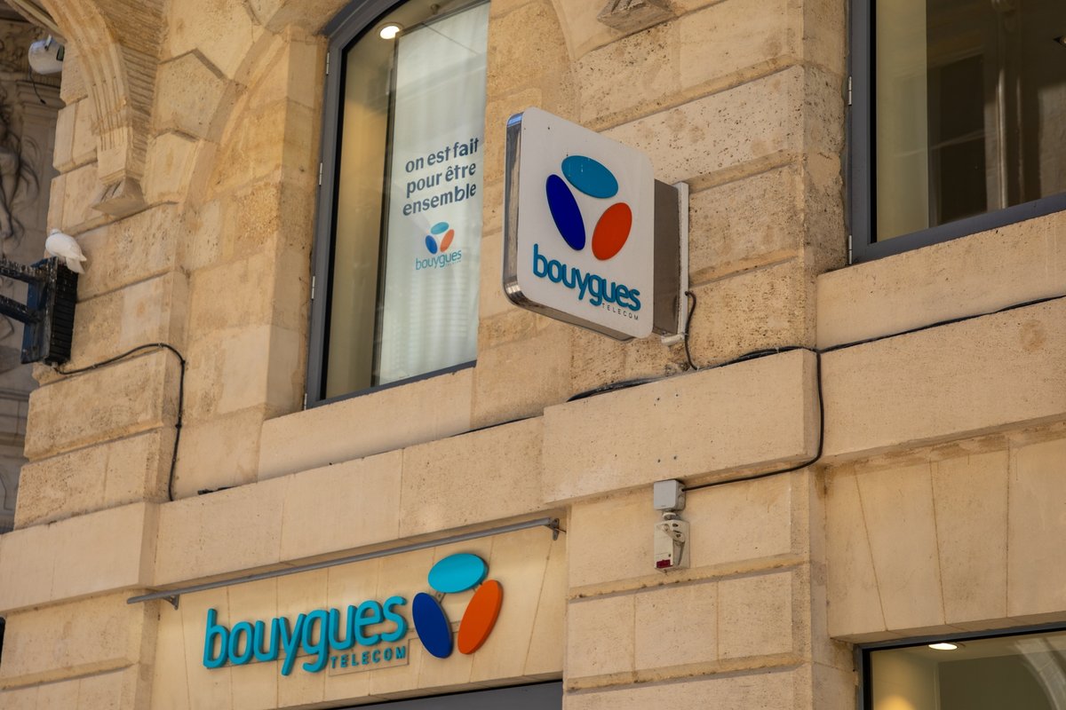 Le logo Bouygues Telecom sur la façade d'une boutique à Bordeaux © sylv1rob1 / Shutterstock