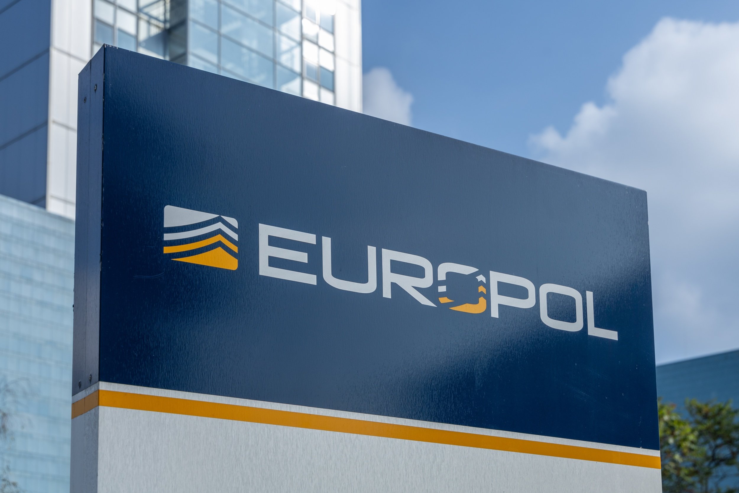 En plus de cibler les contenus chiffrés, Europol veut désormais vos métadonnées. © PixelBiss / Shutterstock