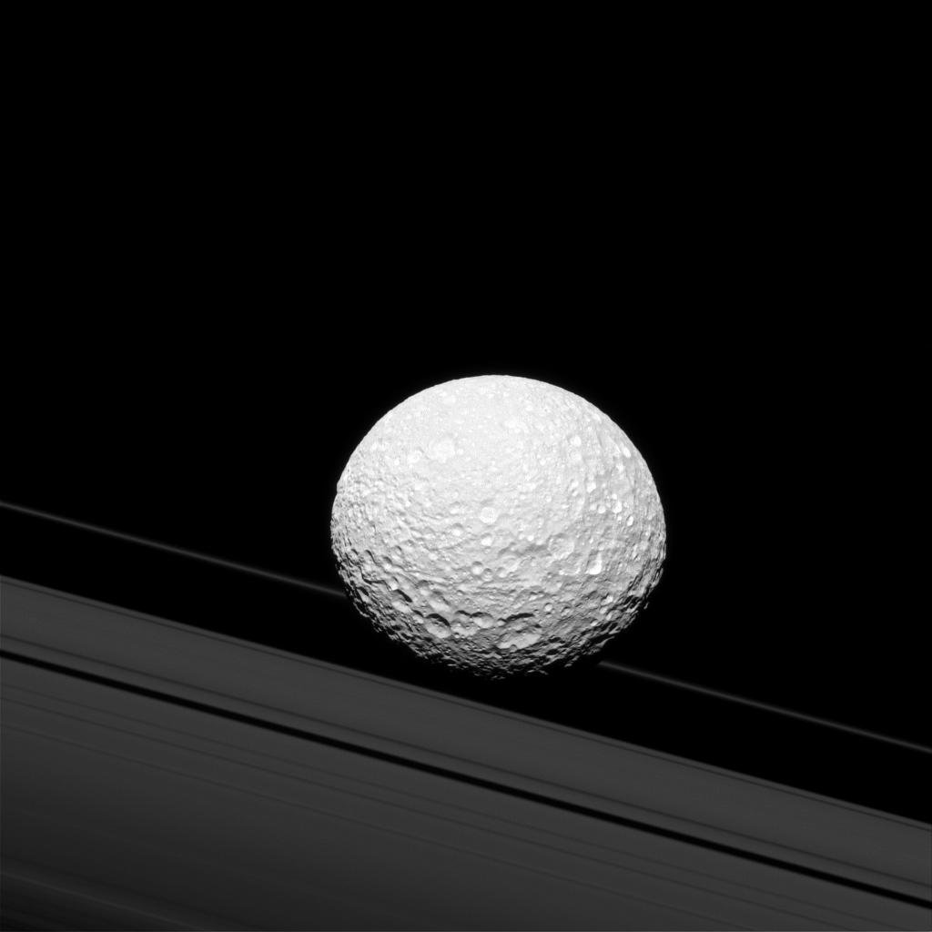 De l'autre côté, Mimas ressemble beaucoup à une balle de golf. © NASA/JPL-Caltech
