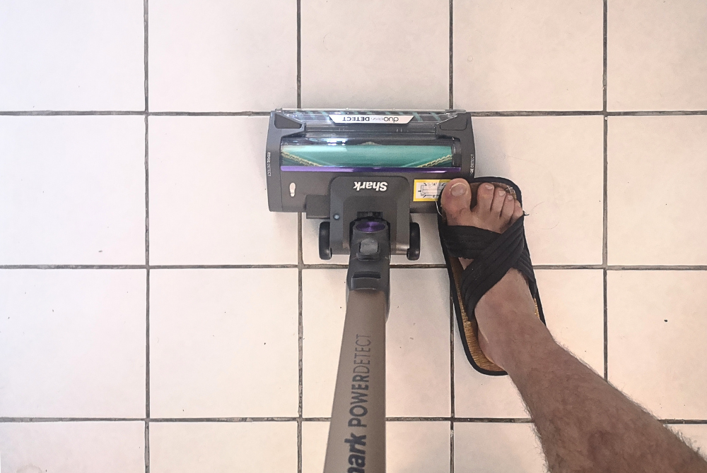 On maintient avec le pied et on tire le manche vers nous pour l'activer © Julien Gilbert pour Clubic