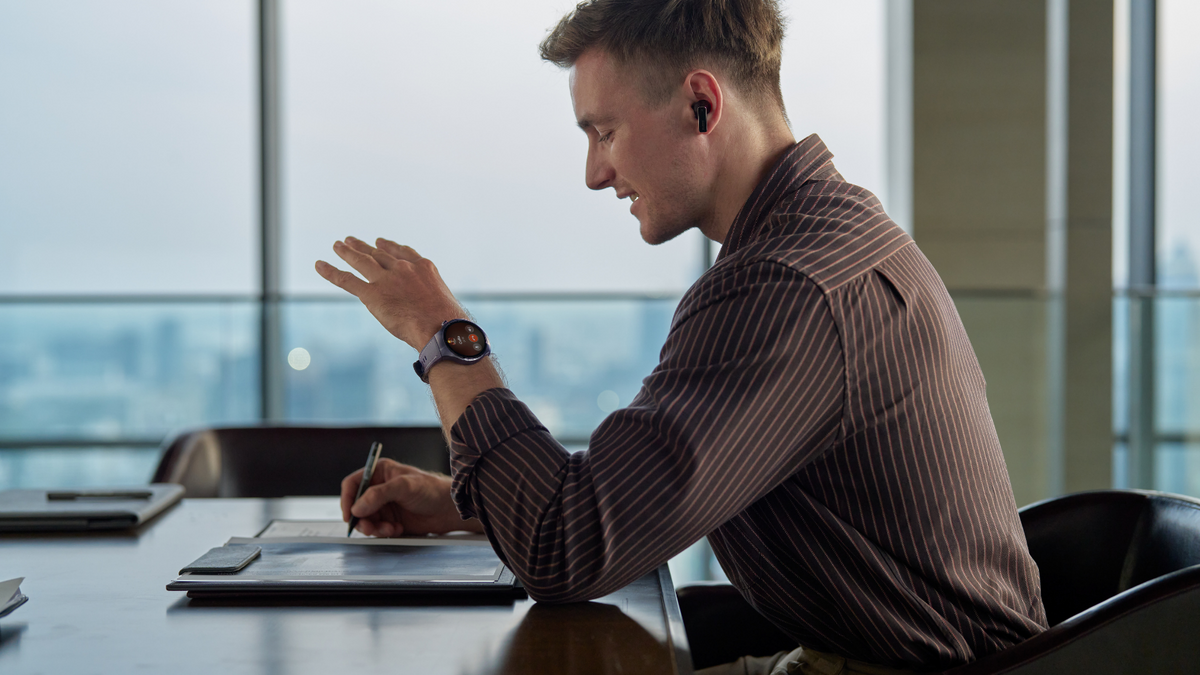 Restez joignable en extérieur grâce à des gestes intuitifs, sans sortir votre smartphone ©HUAWEI