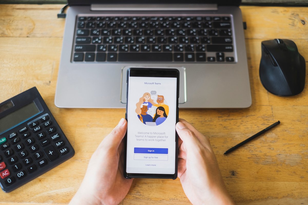 Les réunions en anglais vous donnent du fil à retordre ? Microsoft Teams va bientôt transcrire en direct. © NapasStockphoto / Shutterstock