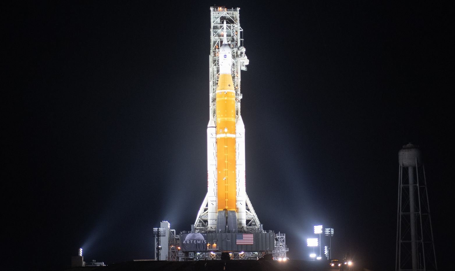 Après son départ en début de soirée, SLS est arrivée sur son site de lancement de nuit. 11 heures d'un trajet réussi... Et déjà le trajet retour pour le véhicule à chenille, qui ne reste pas dessous. Crédits : NASA