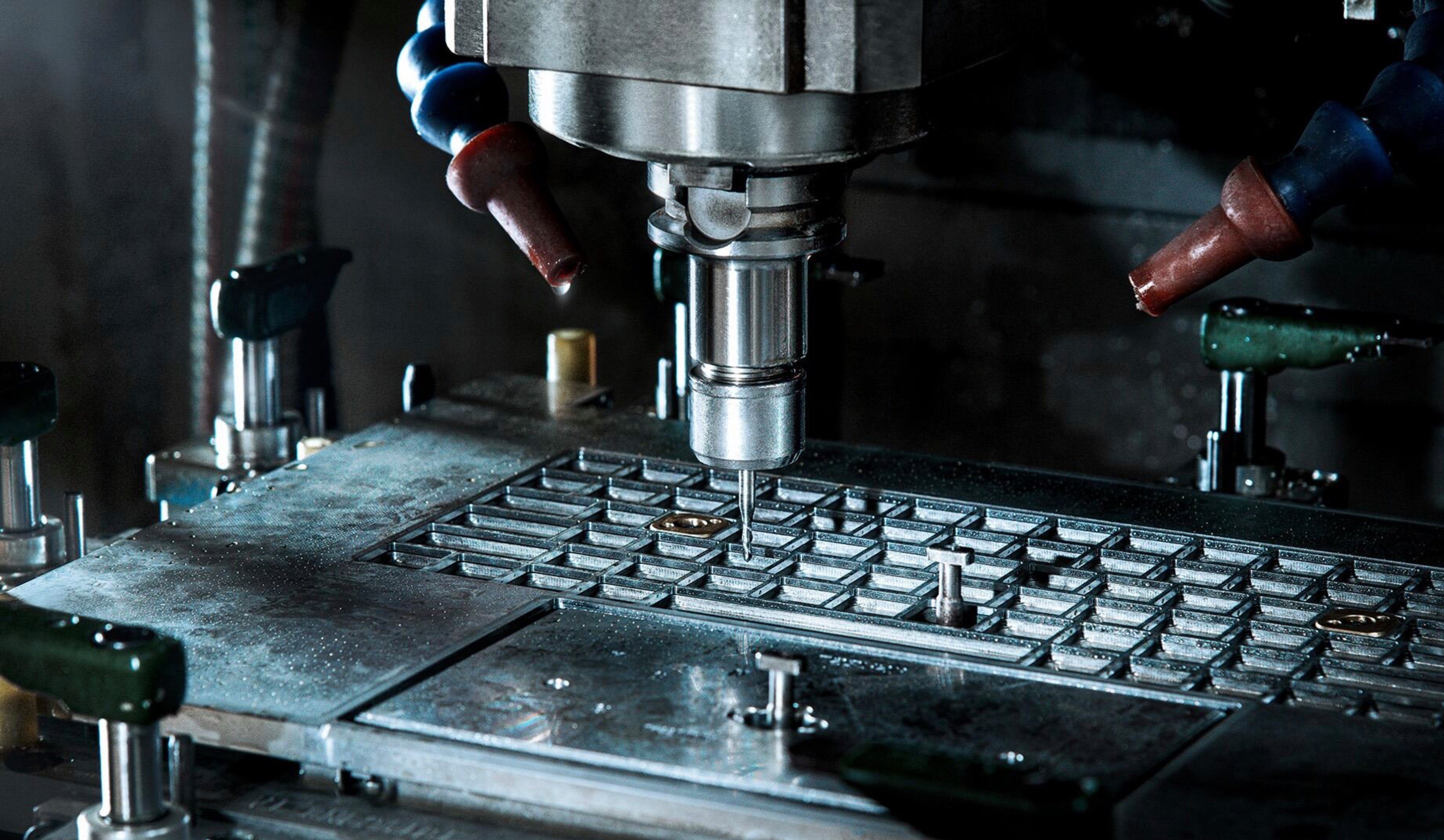 Le châssis en aluminium du Blade 16 lors de sa fabrication... juste pour la beauté de l'image. © Razer