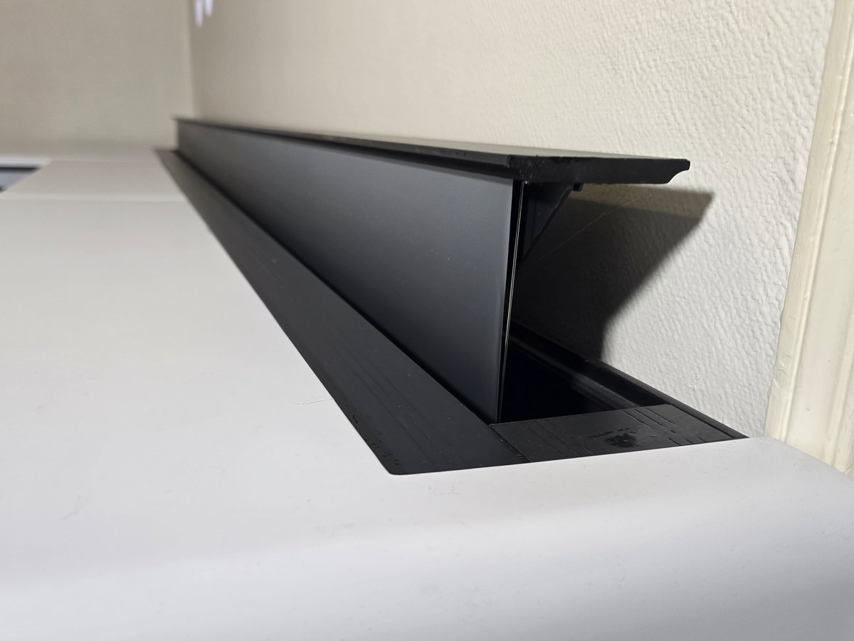 Un module à connecter au vidéoprojecteur transmet l'ordre d'extinction/allumage à la toile, ce qui permet de synchroniser meuble, vidéoprojecteur et toile afin de tout faire avec une seule télécommande. © Matthieu Legouge