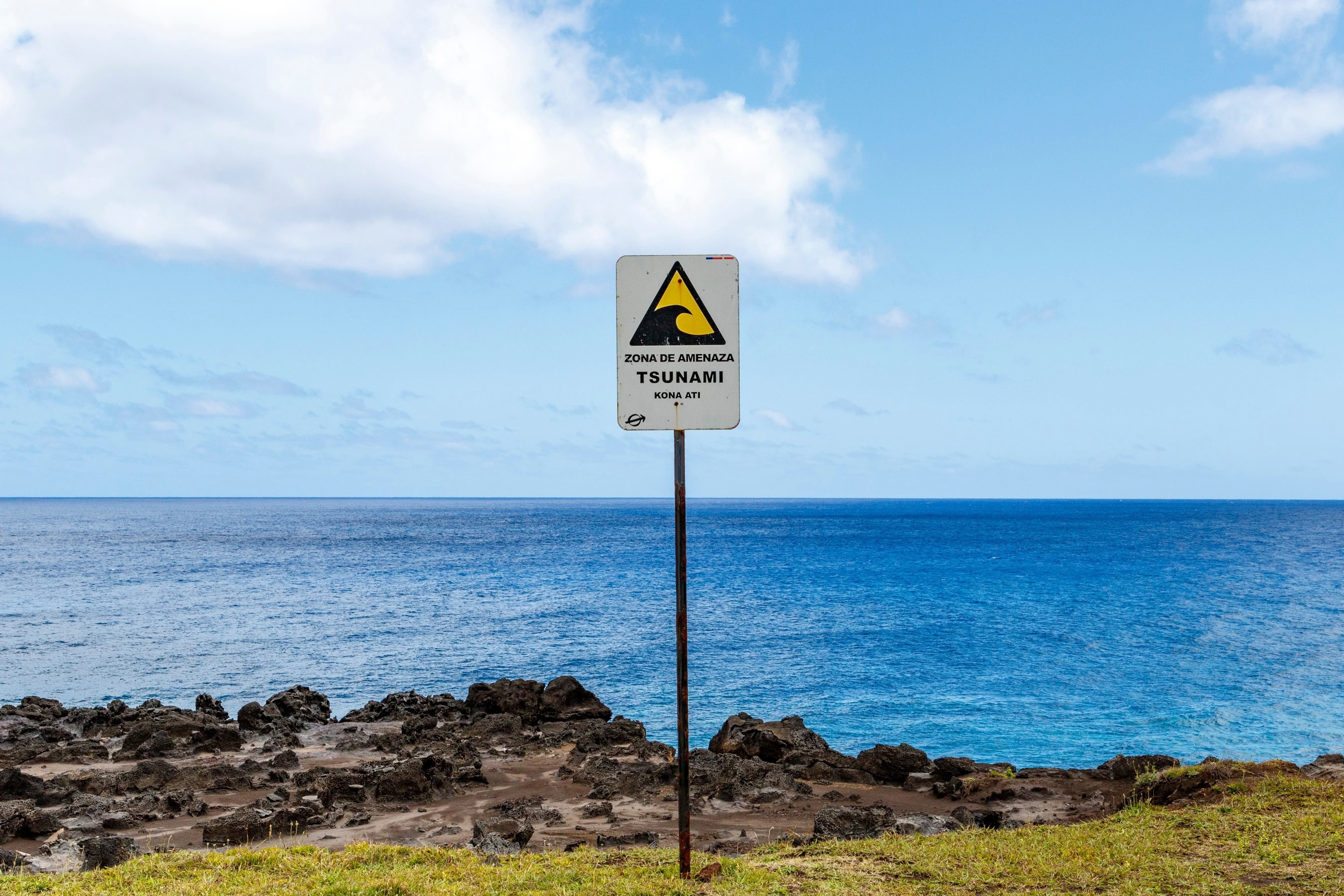 La puissance brute ne fait pas tout. Pour dompter la fureur d’un tsunami, il faut aussi une finesse de calcul inouïe, capable de transformer des murmures sismiques en alertes d’une précision chirurgicale. © Shutterstock