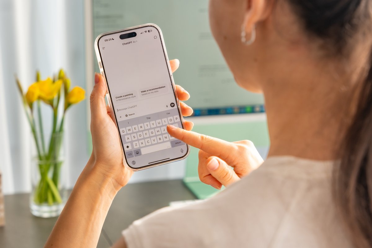 Une femme qui utilise ChatGPT sur iPhone. ©Tatiana Diuvbanova / Shutterstock