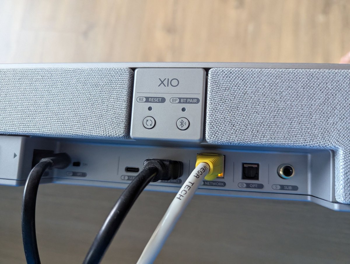 Pas spécialement existante, la connectique de la Kef XIO fait l'impasse sur une entrée HDMI. ©Guillaume Fourcadier