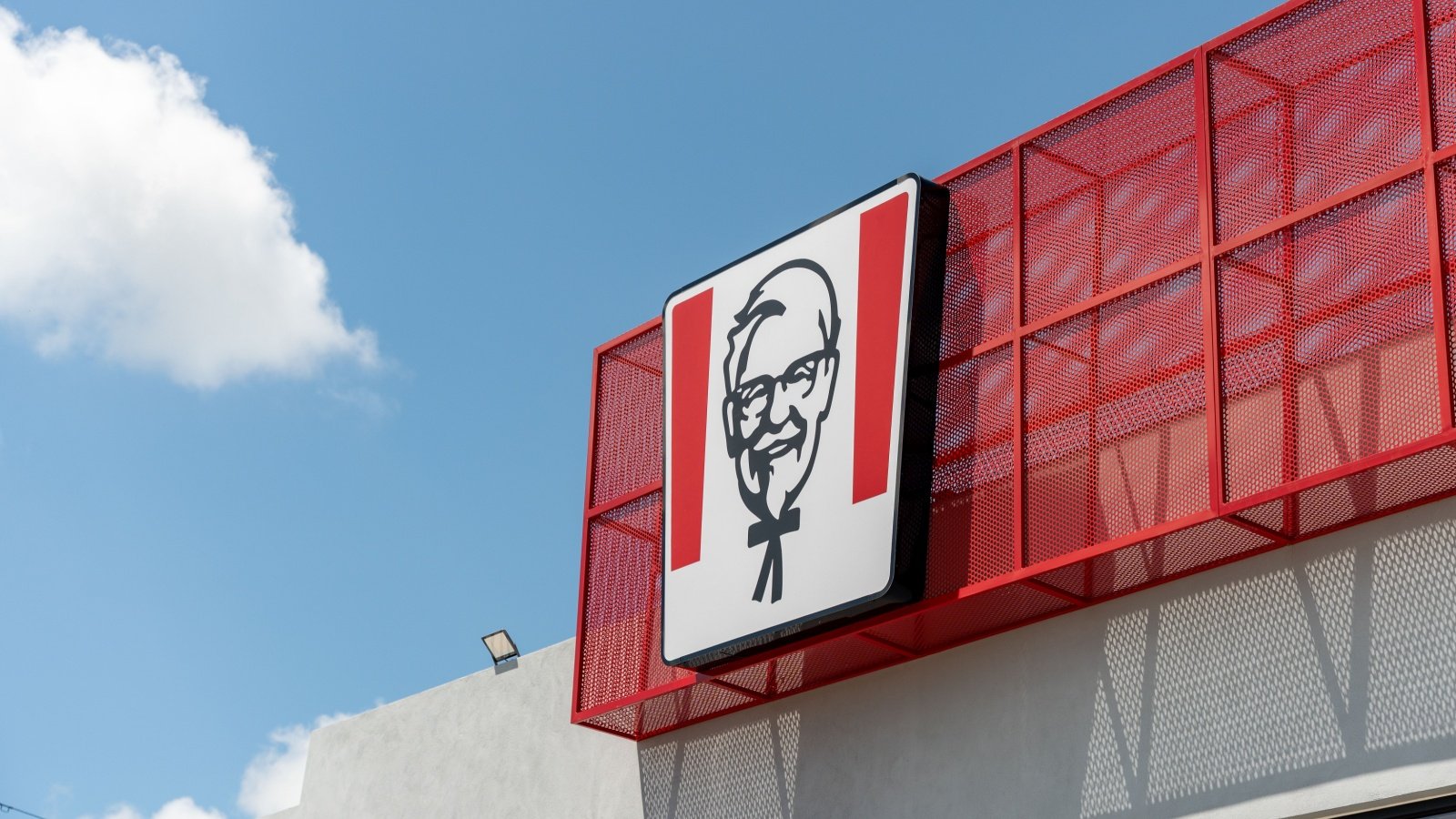 Sur le Fang Cheng Bao Ti7, SUV hybride rechargeable haut de gamme de BYD, le système d'infodivertissement intègre désormais une fonction de commande intelligente au drive-thru KFC - ©JRomero04 / Shutterstock