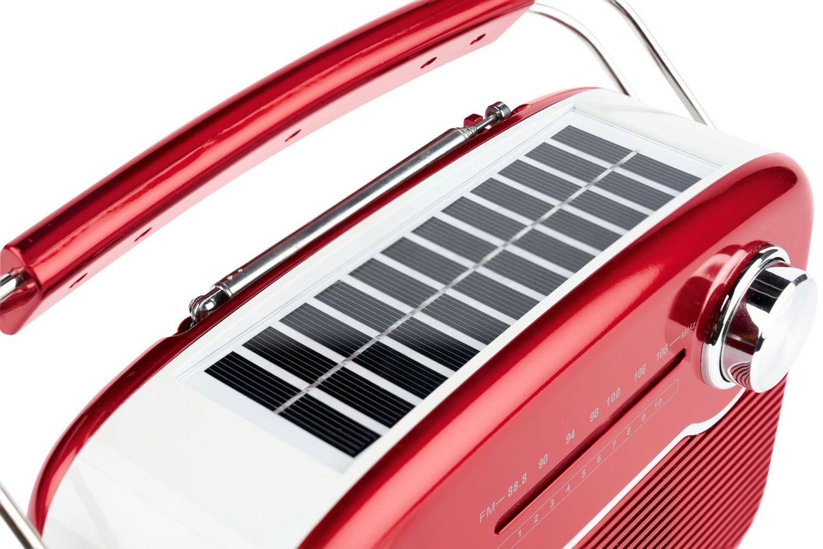 Le RTS450BT dispose de son panneau solaire sur le dessus. ©Thomson