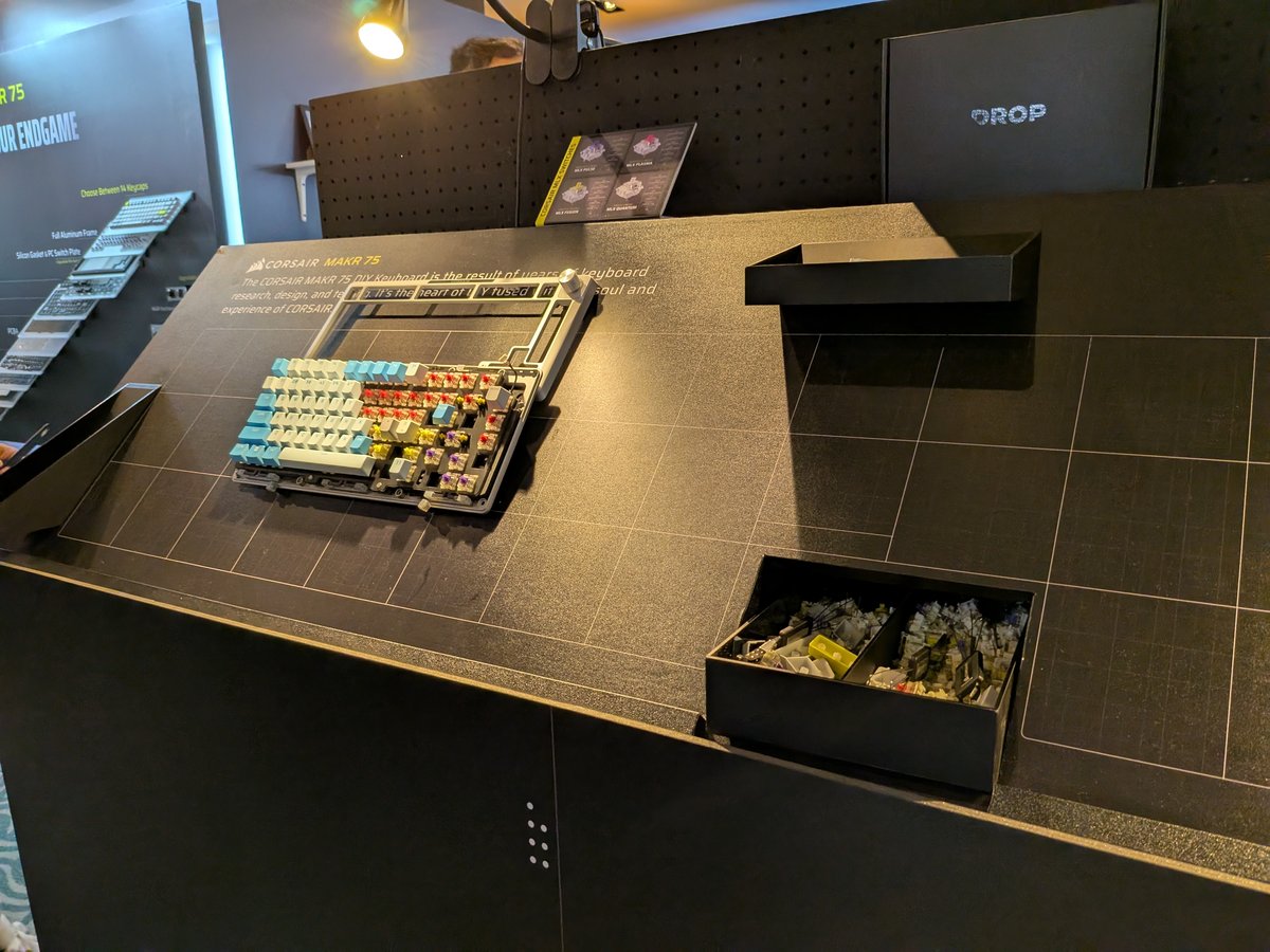 L'envers du décor. Le kit clavier Corsair Makr 75 a tout d'une boîte de Lego. ©Nicolas Guyot pour Clubic