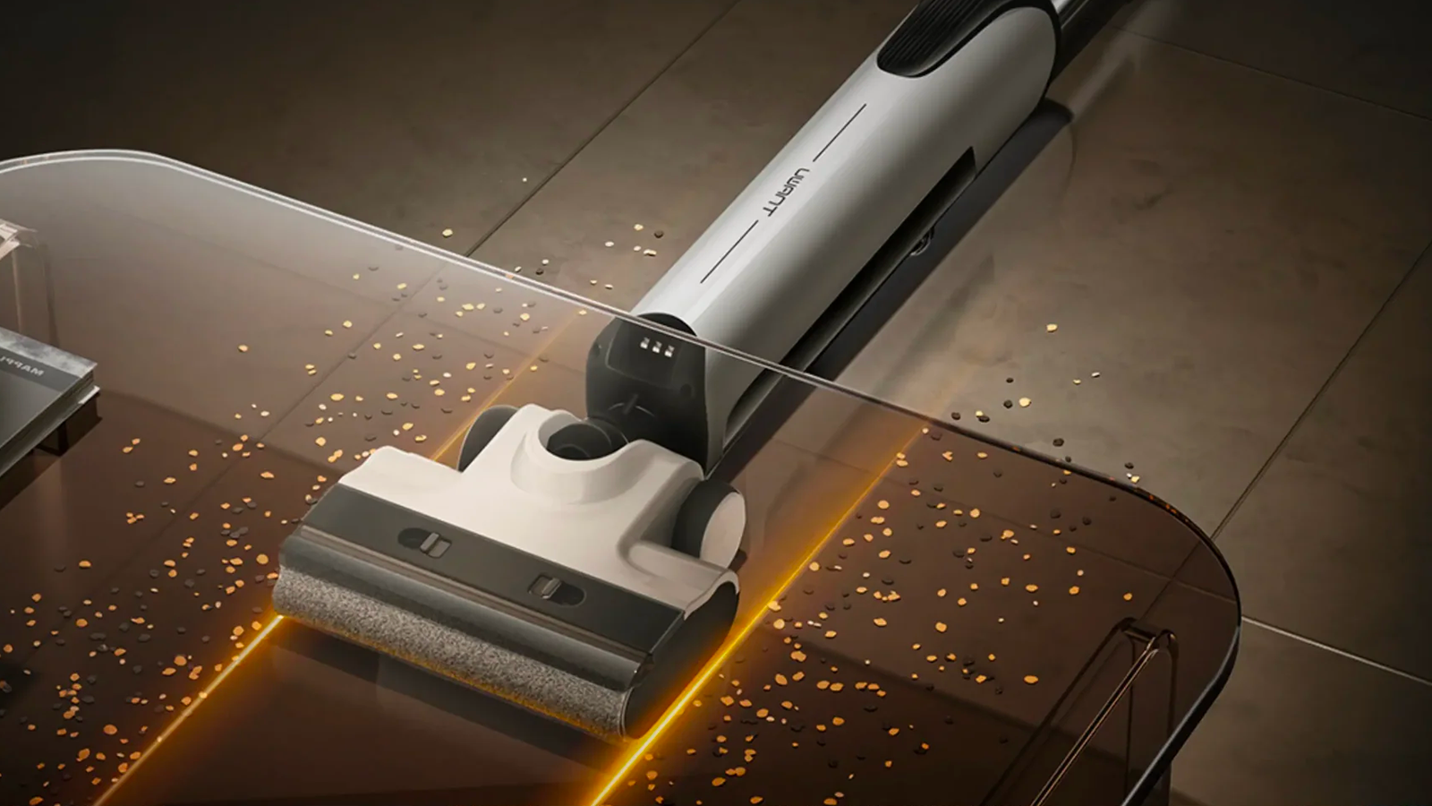 La tête de 13,5 cm passe sous les meubles, nettoie sur trois côtés et se rince directement sous le robinet, avec 30 minutes d'autonomie. ©UWANT