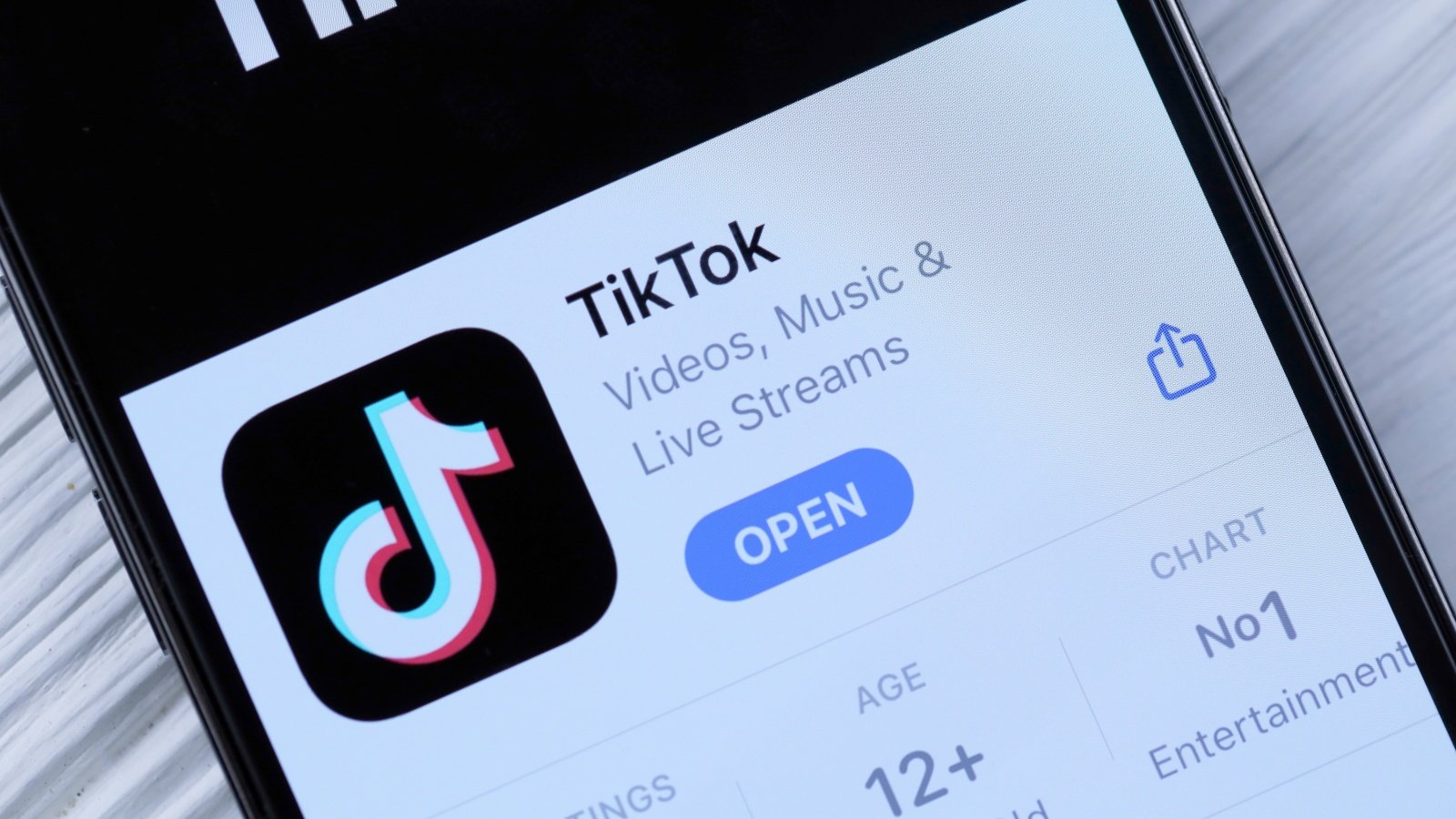 Les salariés entendus ont surtout parlé de l’argent que TikTok tirait de lives où apparaissaient des mineurs, et de protections que les adolescents contournaient à l’insu de leurs parents - ©Mehaniq / Shutterstock