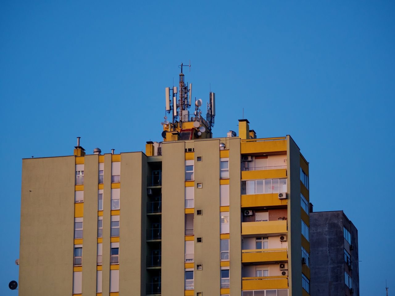 Les mesures réalisées par l’ANFR au fil des années montrent que certains secteurs, notamment urbains, présentent désormais des niveaux plus élevés. - ©klevo / Shutterstock