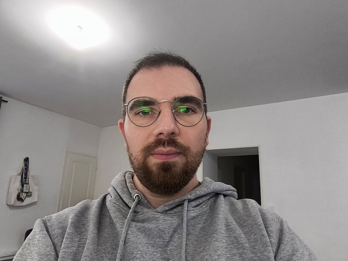 La caméra frontale se défend plutôt très bien, même dans une pièce sombre ©Mathieu Grumiaux pour Clubic