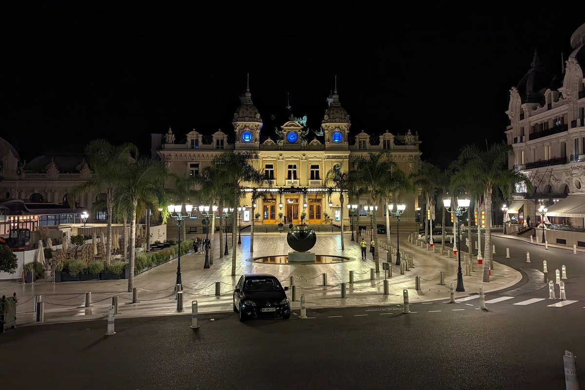 Vous avez reconnu la place du fameux Casino, en face, et à droite, vous apercevez Le Louix XV, signé Alain Ducasse © Alexandre Boero / Clubic