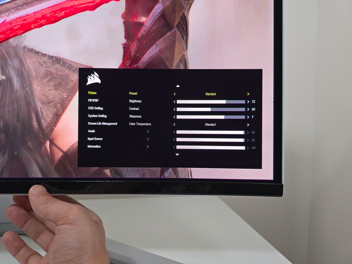 L'OSD du Corsair Xeneon 34WQHD240-C apparait en passant la main sous l'écran © Matthieu Legouge pour Clubic