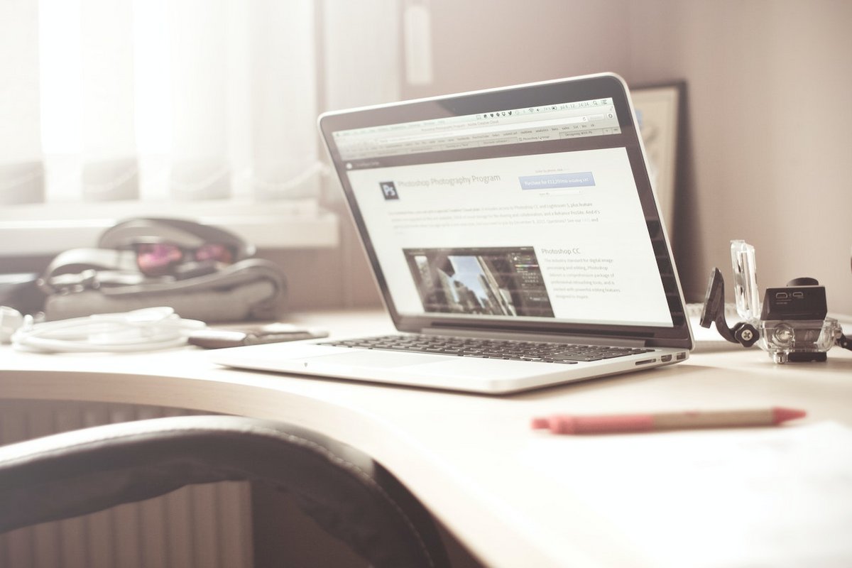 ordinateur-portable-noir-et-gris-bureau