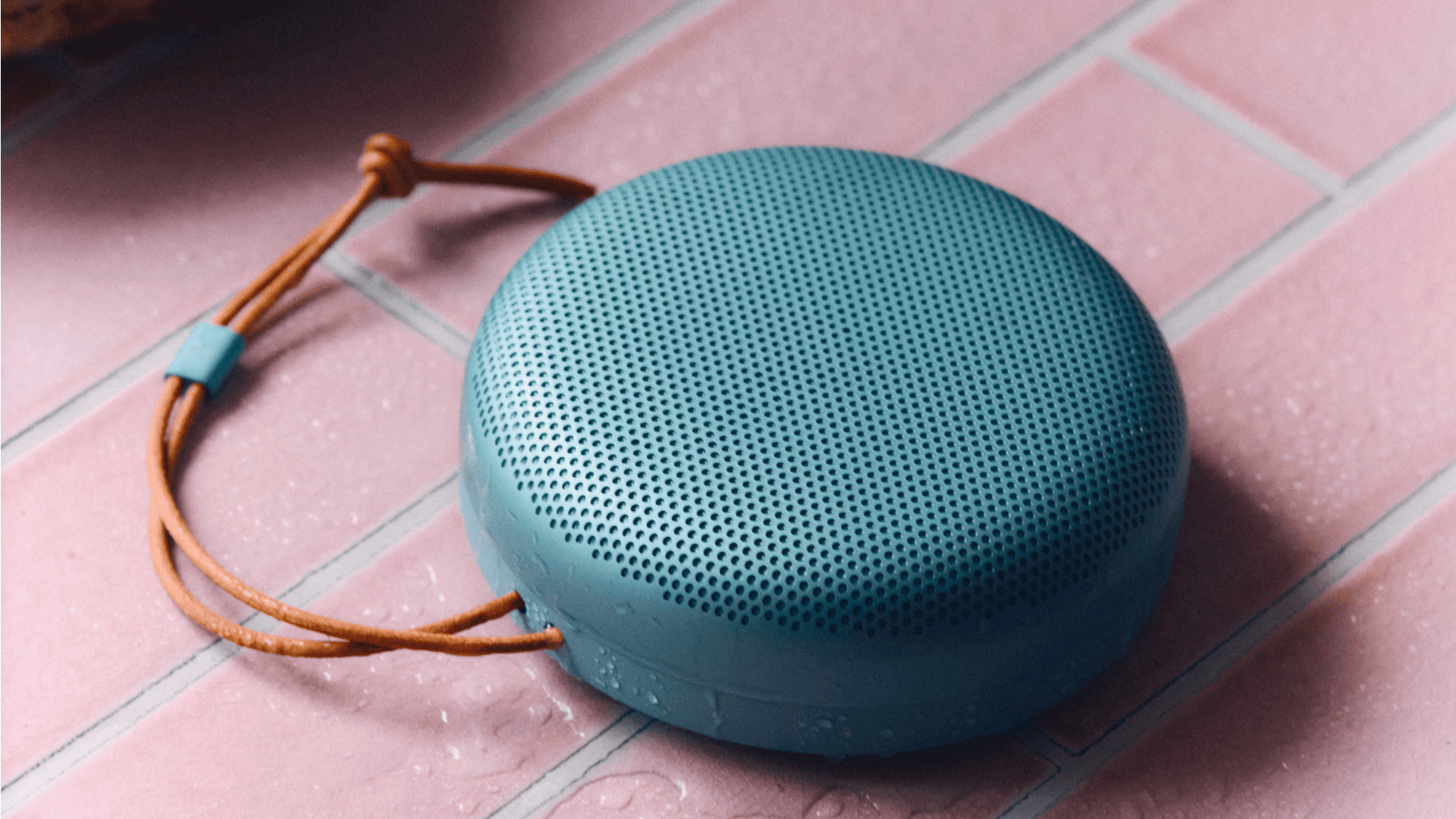 La Beosound A1 Gen 3 en version Eucalyptus Green - © Bang & Olufsen