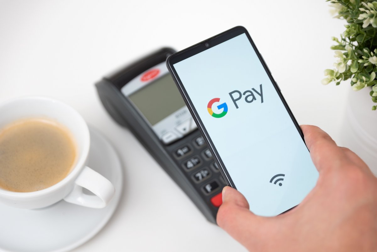 Même si le cash continue de régner sur les petites dépenses, les systèmes de paiement sans contact et les solutions type Google Pay favorisent la dématérialisation des transactions quotidiennes © Proxima Studio / Shutterstock