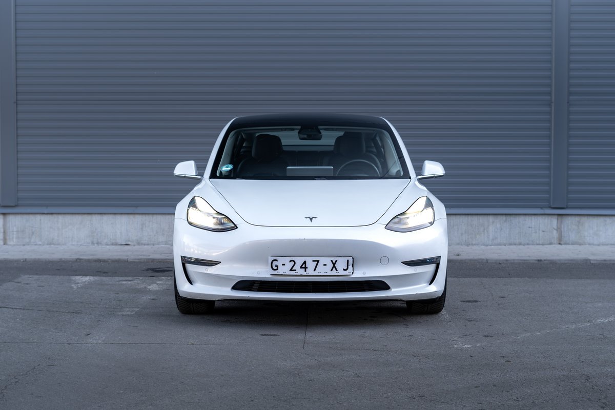  Une Tesla Model 3 Long Range Dual Motor à Cluj-Napoca, en Roumanie. © RoClickMag / Shutterstock