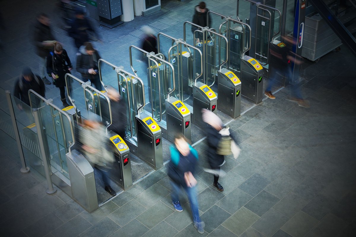 Des millions de cartes sans contact sont utilisées pour passer les portiques des transports en commun -  © Marcel van den Bos / Shutterstock