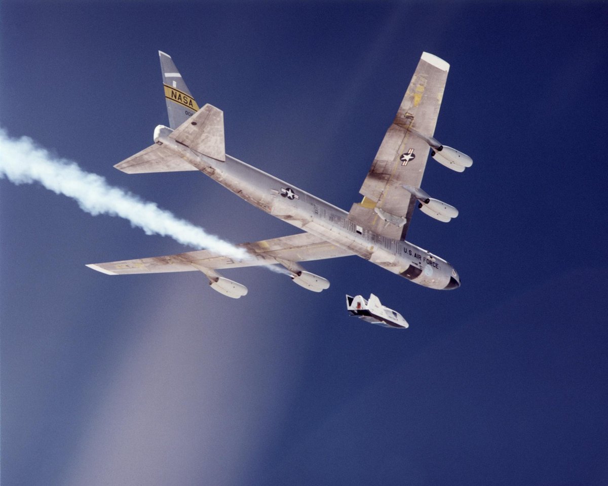 Essai en vol d'un X-38 largué par un bombardier B-52. Crédits NASA