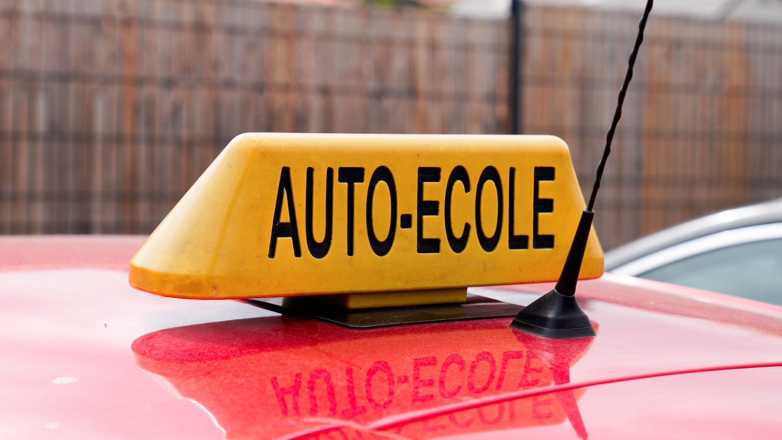 Une fois votre code acquis vous pourrez commencer les leçons de conduite ©Shutterstock