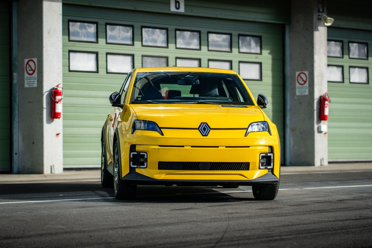 Le Renault R5 séduit les automobilistes avec une hausse de ses ventes ! ©Shutterstock.com