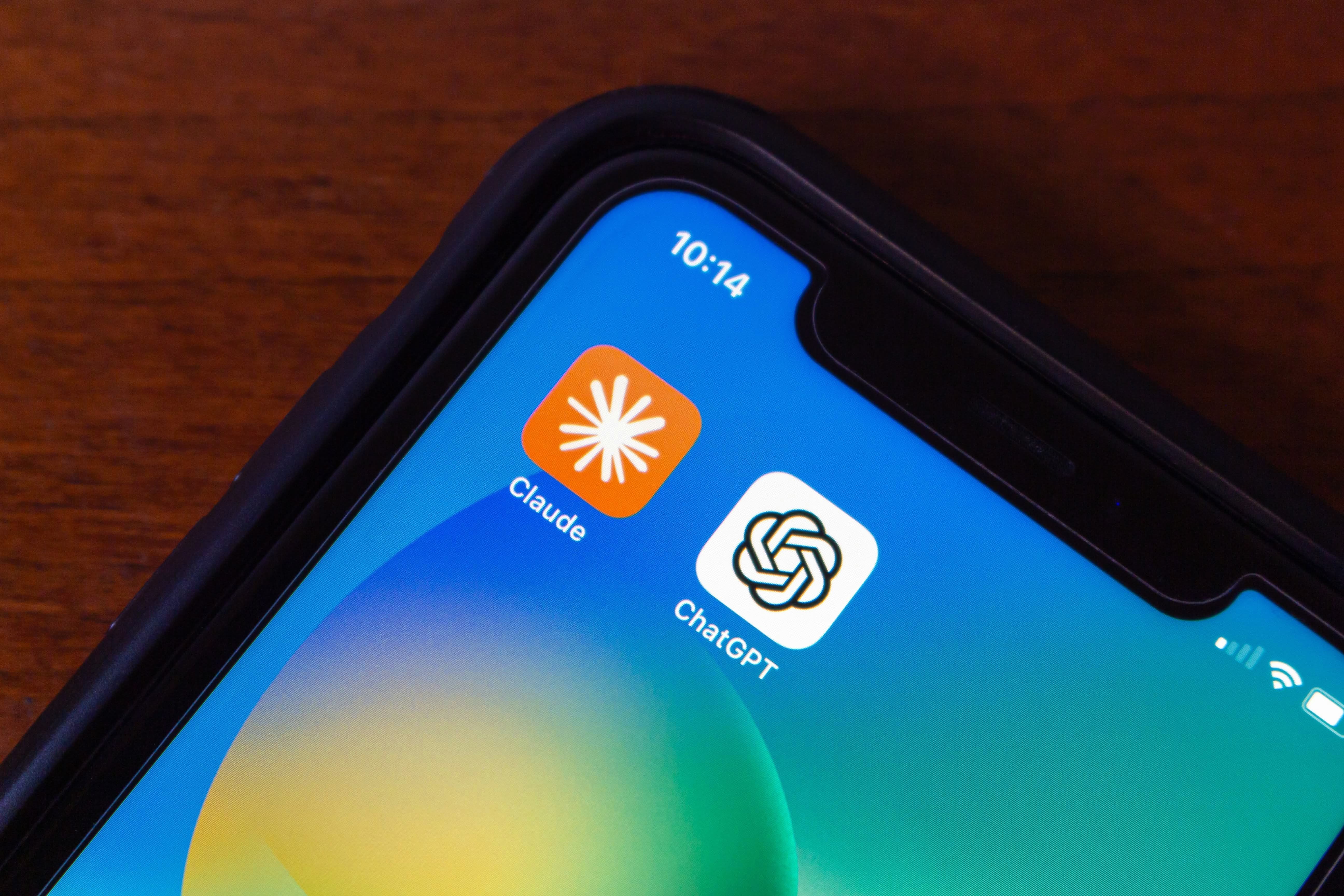 Claude ChatGPT - © Shutterstock