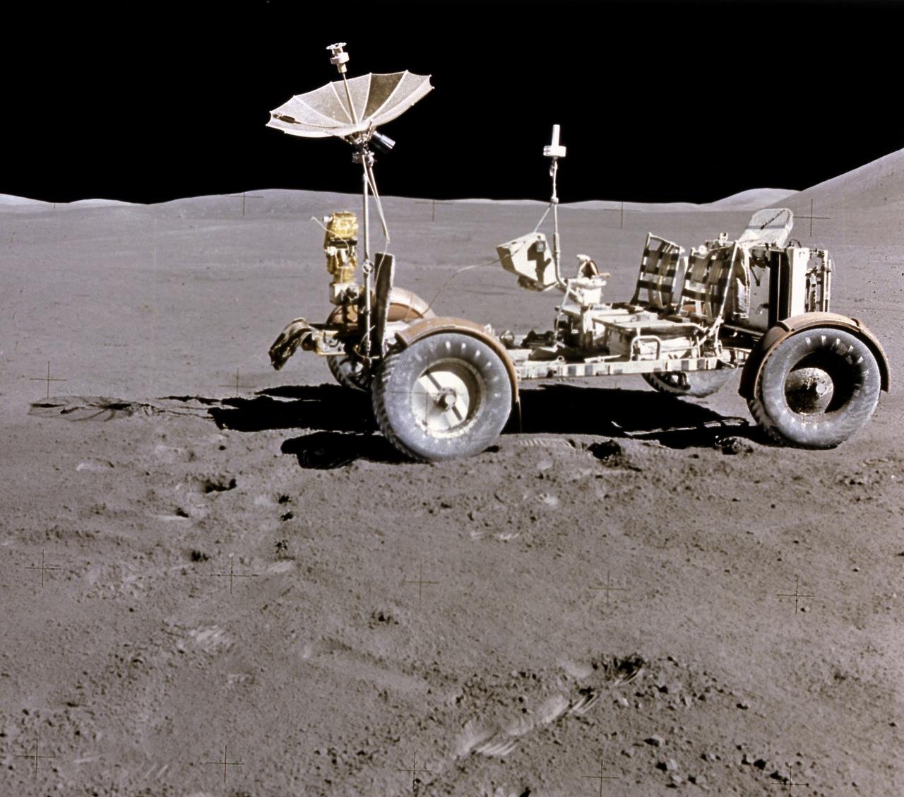 Simple, efficace... iconique. La Jeep Lunaire dans son environnement, lors de la mission Apollo 15. Crédits NASA