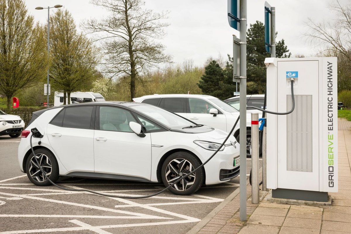 Une Volksagen ID3 en charge sur une borne de l'autoroute M1 - ©Paul Maguire / Shutterstock