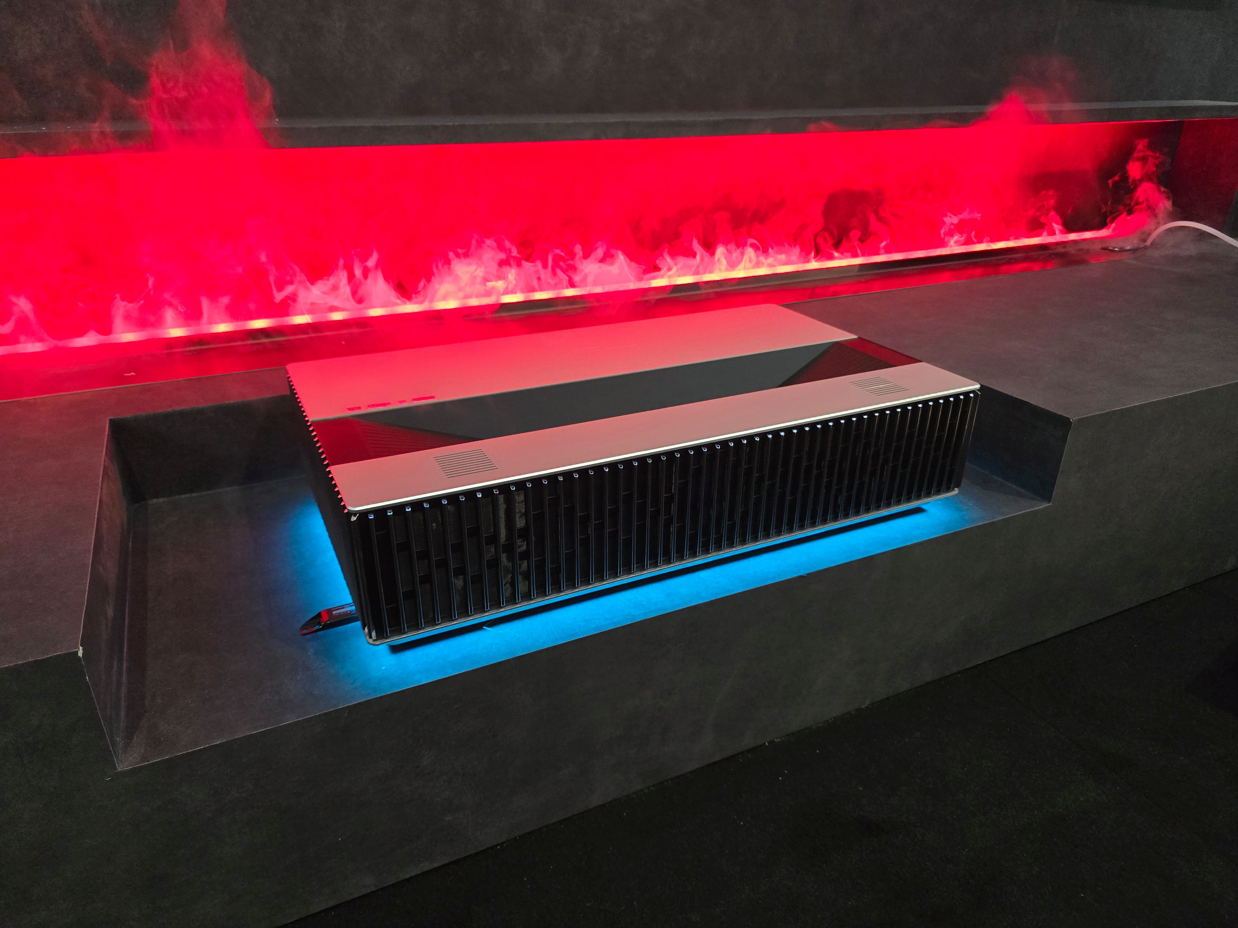 Présenté à l’IFA 2026, l’AWOL LuxVision associe une source triple laser RGB, la 4K à 120 Hz et un lens shift optique vertical .© Matthieu Legouge