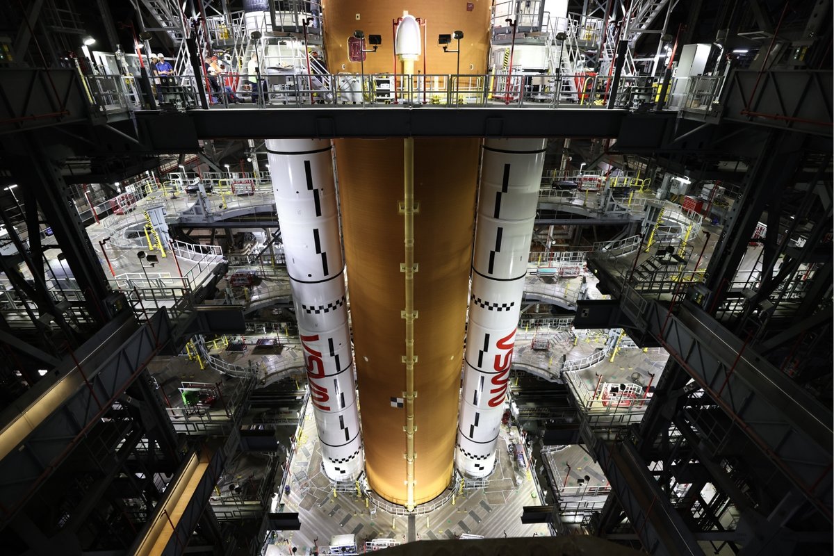Les équipes de la NASA peaufinent les ajustement sur le lanceur, en mars 2025. ©NASA/Frank Michaux
