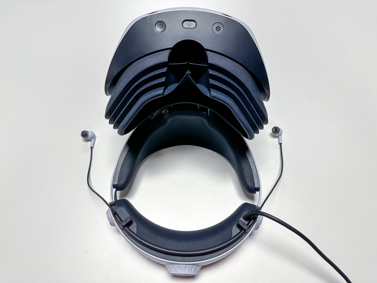 Le casque vu du dessous, avec les écouteurs intra branchés. © Colin Golberg pour Clubic