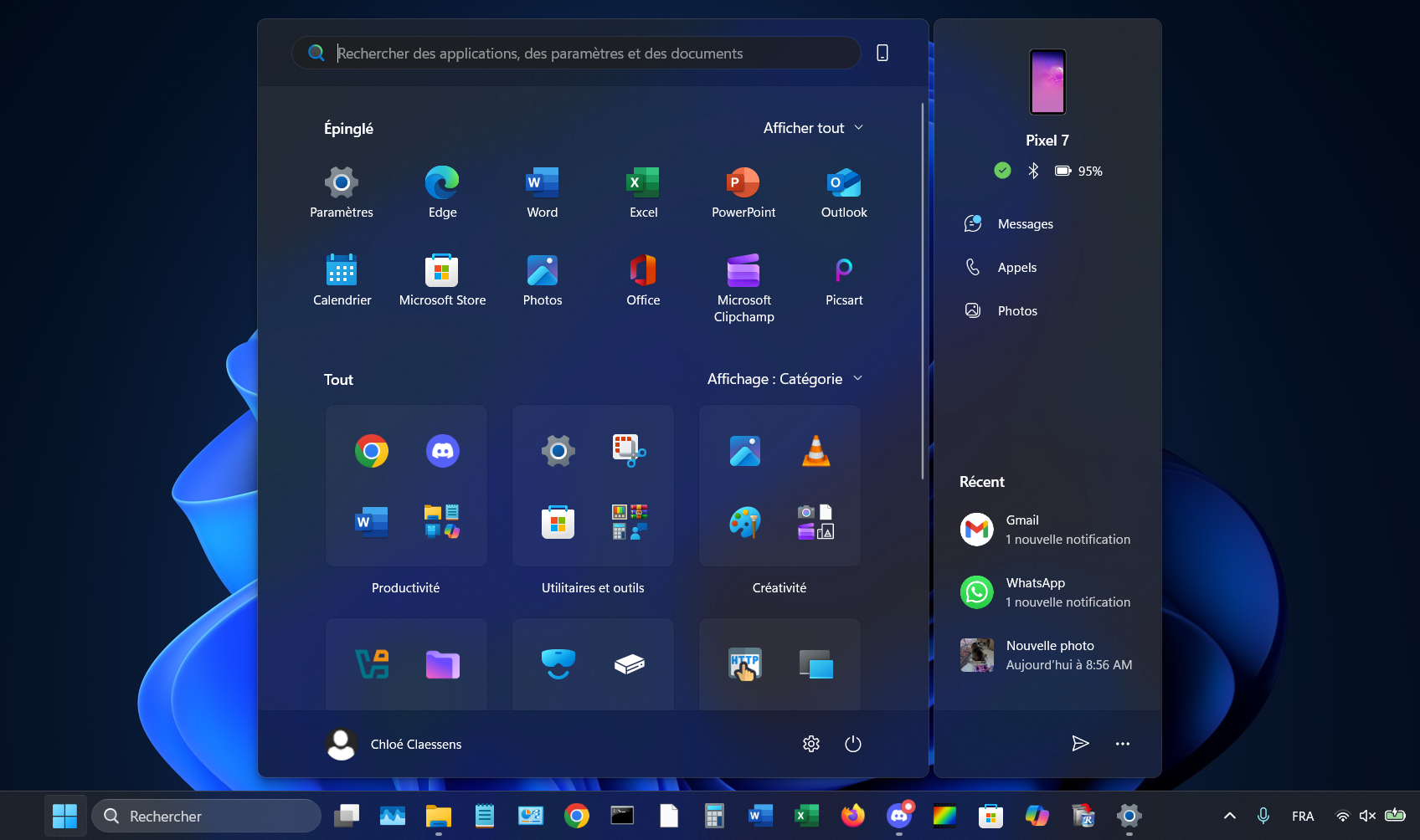 Sur Windows 11, les évolutions vont bon train... sauf concernant la position de la barre des tâches. © Clubic