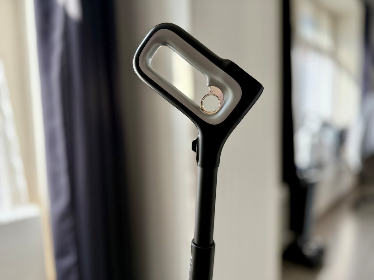 Un bouton doré (encore) pour plier le manche ©Mathieu Grumiaux pour Clubic