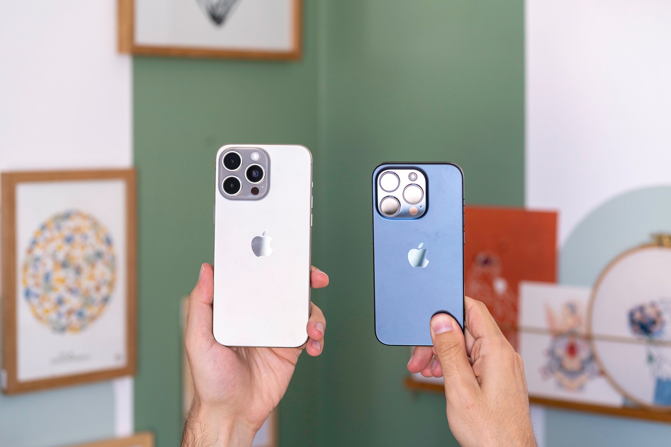 Les coloris Titane naturel et bleu actuels, pour illustration // © Pierre Crochart pour Clubic