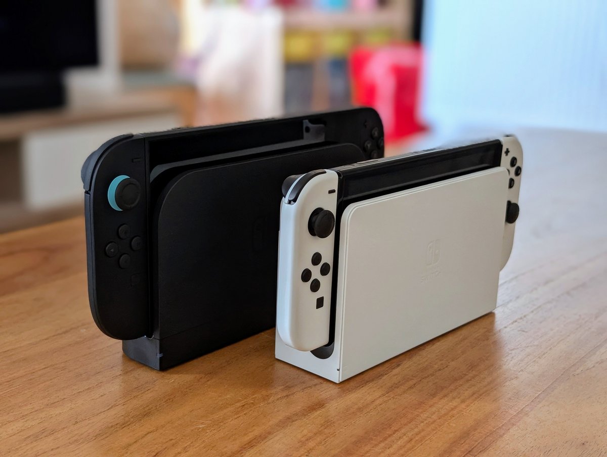 La Switch 2, aux côtés de la Nintendo Switch OLED. ©Colin Golberg / Clubic